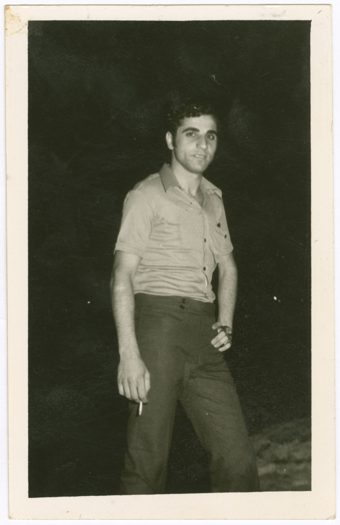 رجل فلسطيني على شاطئ بيروت ليلاً