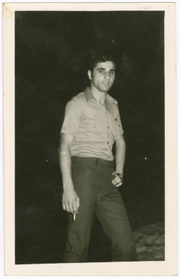 رجل فلسطيني على شاطئ بيروت ليلاً