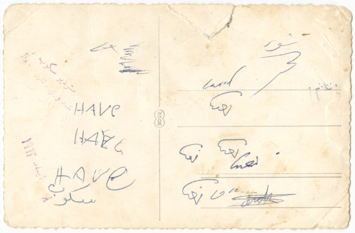 طفلان من  عائلة ريشة على دوار مدينة نابلس