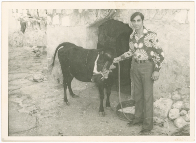 رجل مع دابته في البيت