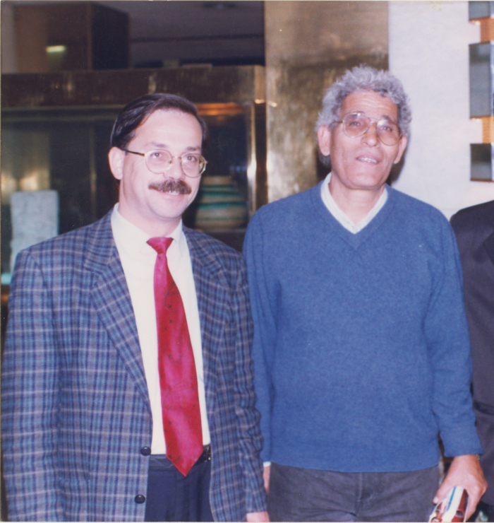 شاعر فلسطيني برفقة الشاعر العراقي محمد عفيف مطر في أحد المهرجانات في بغداد