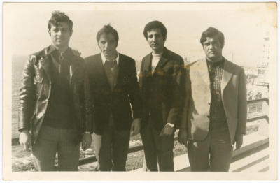 اصدقاء فلسطينيون في منطقة الروشة