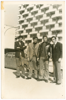 اصدقاء فلسطينيون في منطقة الروشة