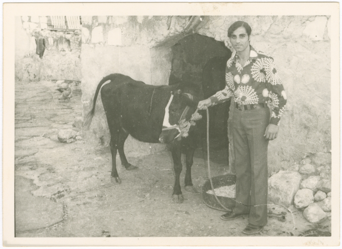 رجل مع دابته في البيت