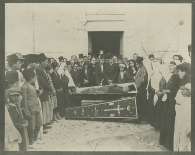 رجال في جنازة