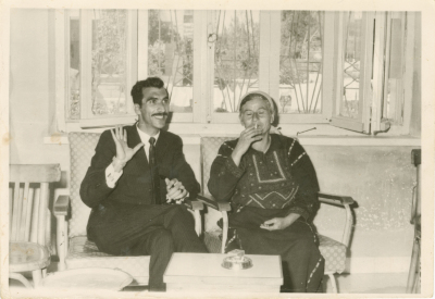 رجل ومسنة يدخنان السجائر