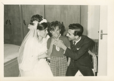 عريس وعروسة وطفلة