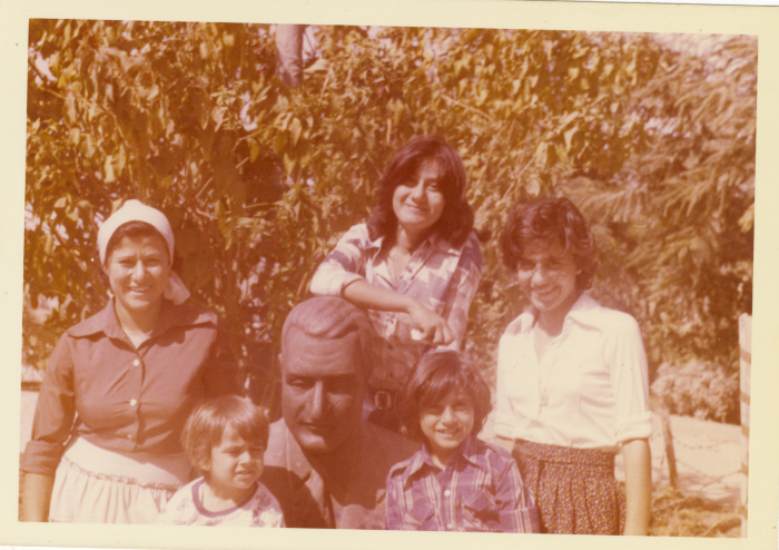 أقارب بجانب تمثال جمال عبد الناصر