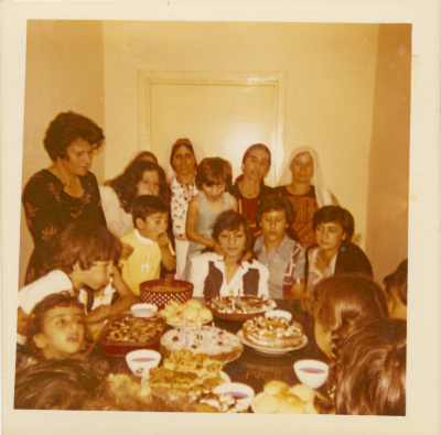 أقارب في حفل عيد ميلاد