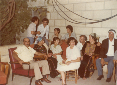 افراد من عائلة الرمحي في حفل طلبة " خطوبة"