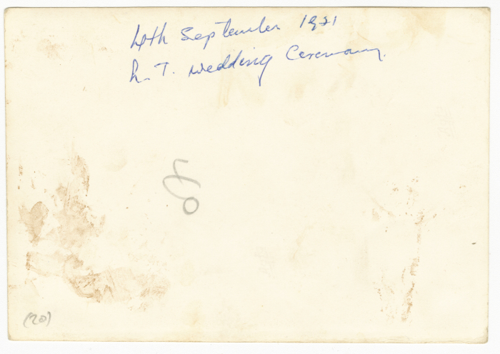 رجل ومسنة يدخنان السجائر