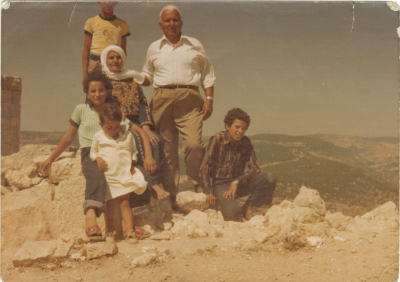 اخ واخته وأطفال في عمان