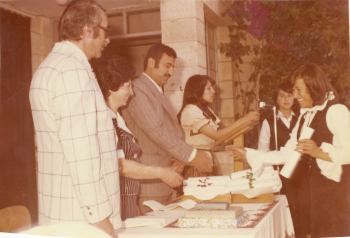 فتاة في حفل تخرجها من مدرسة رام الله الثانوية