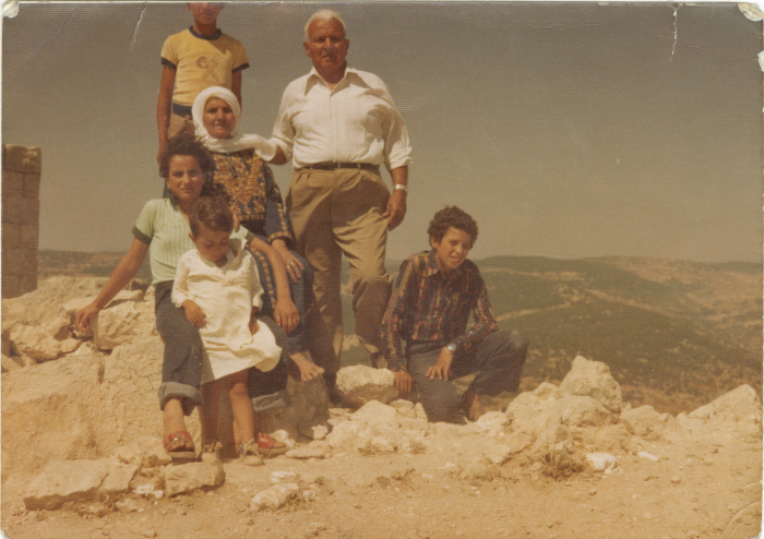 اخ واخته وأطفال في عمان