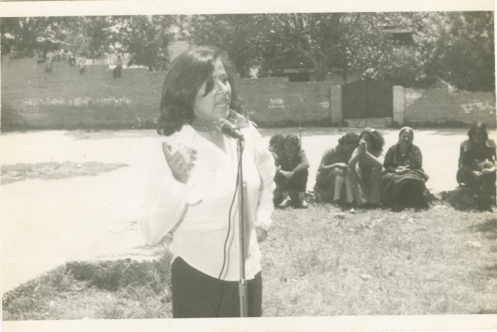 طالبة تغني يوم تخرجها