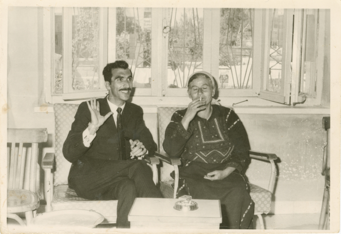 رجل ومسنة يدخنان السجائر