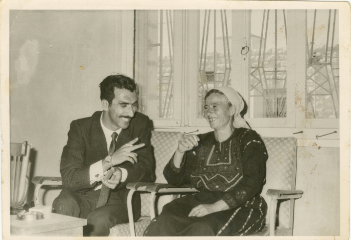 رجل ومسنة يدخنان السجائر