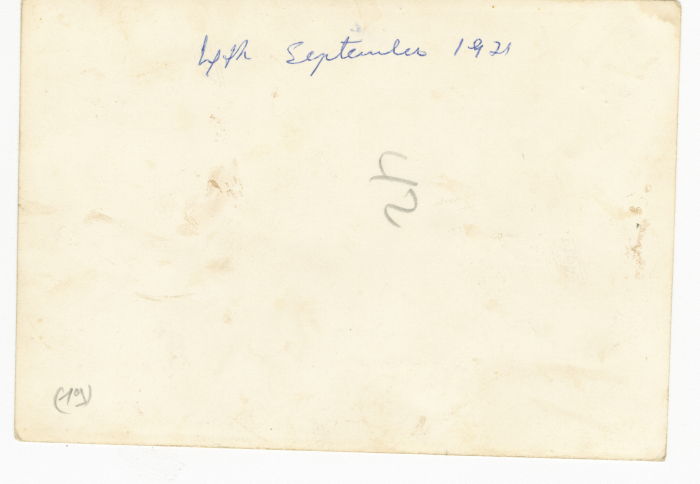 رجل ومسنة يدخنان السجائر