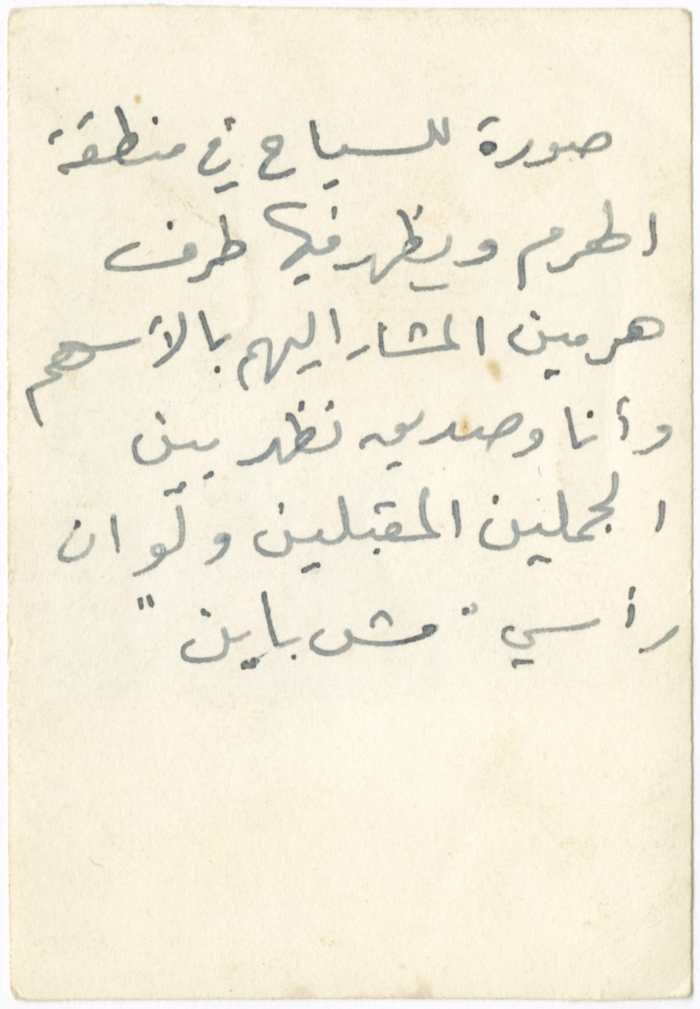 سياح يركبون الجمال بالقرب من الاهرام