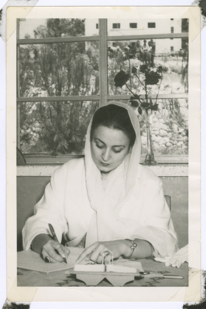 جلالة الملكة دينا في زيارة لمدرسة بنات رام الله الثانوية The Palestinian Museum Digital Archive Pmda