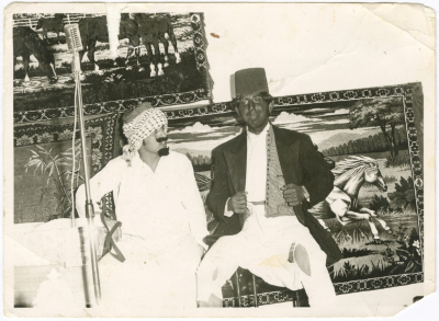 مشهد مسرحي في مدرسة