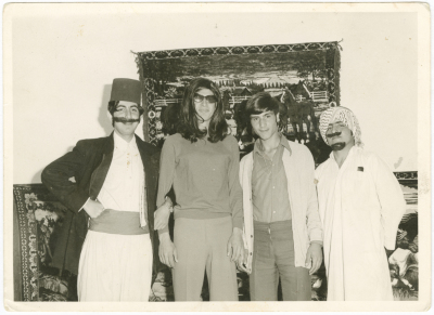 مشهد مسرحي في مدرسة