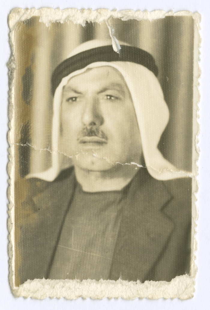 رجل يرتدي زي تقليدي