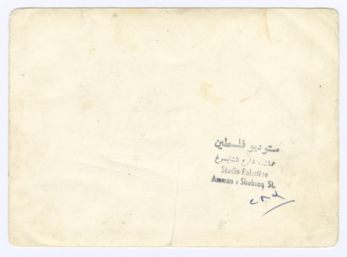 رجل يداعب طفل صغير