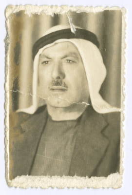 رجل يرتدي زي تقليدي