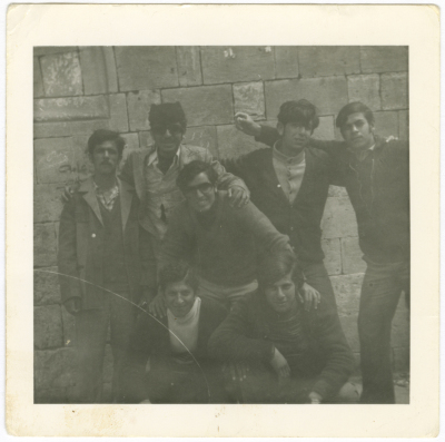 مجموعة من الاصدقاء في المدرسة