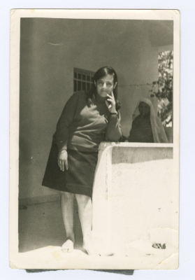 فتاة تأخذ لقطة تذكارية على شرفة منزلها