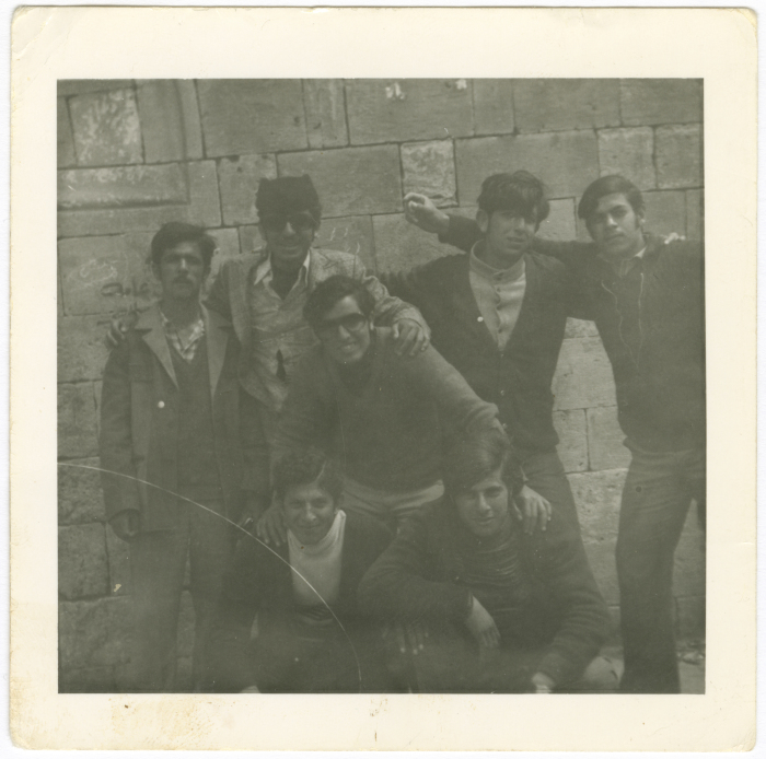 مجموعة من الاصدقاء في المدرسة