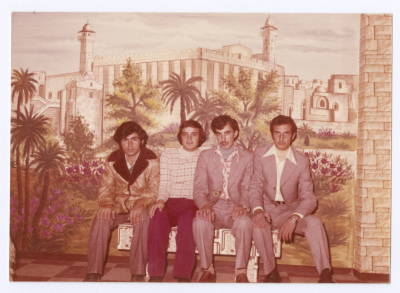 أصدقاء في لقطة تذكارية يوم العيد