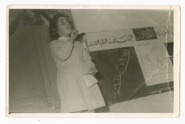 لقطة لطفلة تلقي خطاب  داخل مدرسة