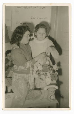 لقطة لطفلتين داخل مدرسة القسطل