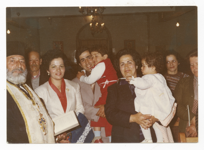 عائلة فلسطينية داخل الكنيسة