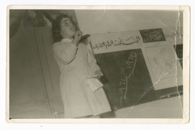 لقطة لطفلة تلقي خطاب  داخل مدرسة