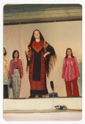 امرأة بزي فلسطيني