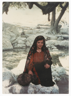 امرأة بالزي الفلسطيني