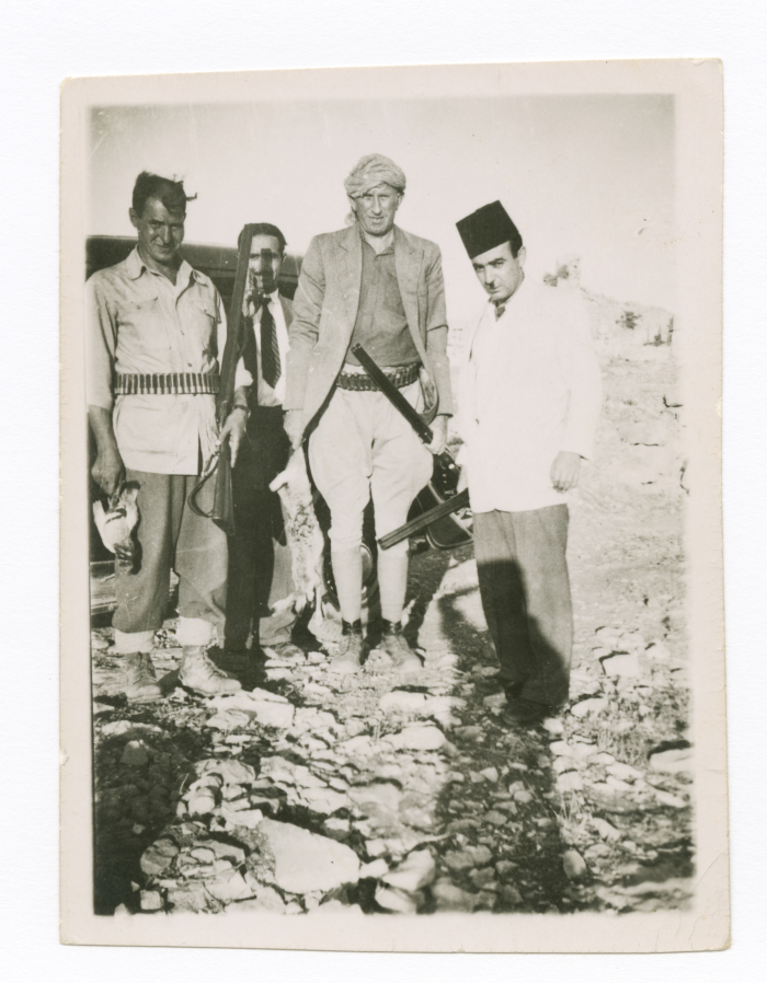 رجال اثناء الصيد