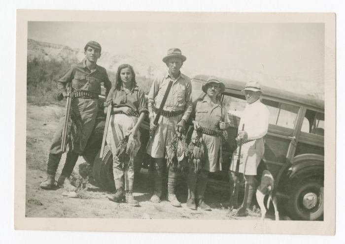 رجال اثناء الصيد