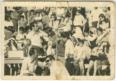 طالب يغني في حفل مدرسي