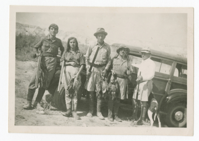 رجال اثناء الصيد