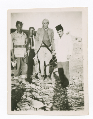 رجال اثناء الصيد