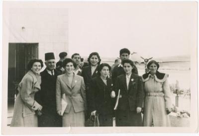 أفراد من عائلة ناصر أثناء وداع ابنتهم في مطار قلنديا، 1952