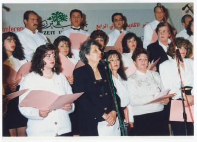 جوقة جمعية الشابات المسيحية تقدم أمسية فنية خلال مؤتمر بجامعة بيرزيت، 1990-1995