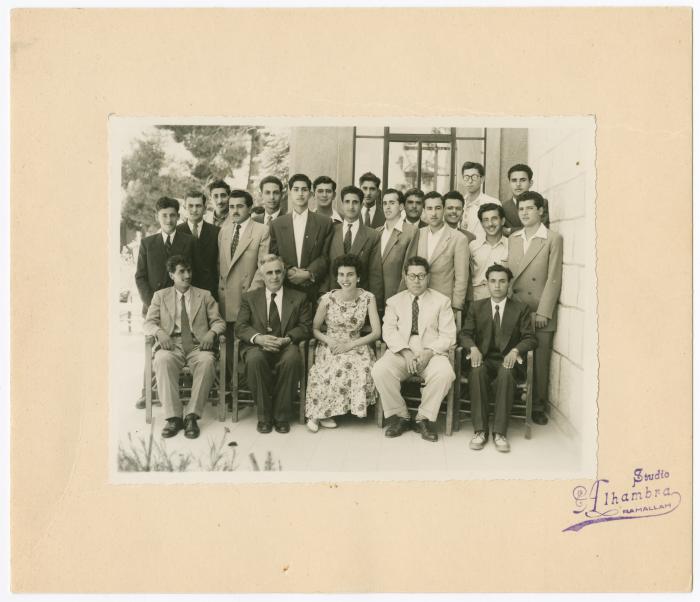ريما ناصر مع خريجي صف علم النفس في كلية بيرزيت، 1955