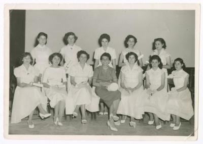 ريما ناصر مع  خريجات كليَّة بيرزيت، 1952