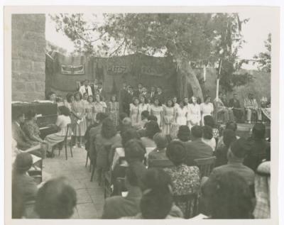 ريما ناصر ترافق جوقة كلية بيرزيت في حفل تخرج، 1949