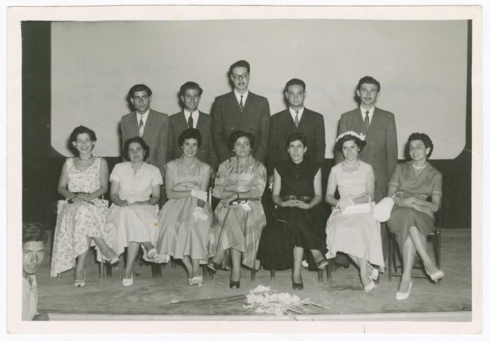 مجموعة معلمين ومعلمات في  حفل تخريج لكلية بيرزيت، 1952